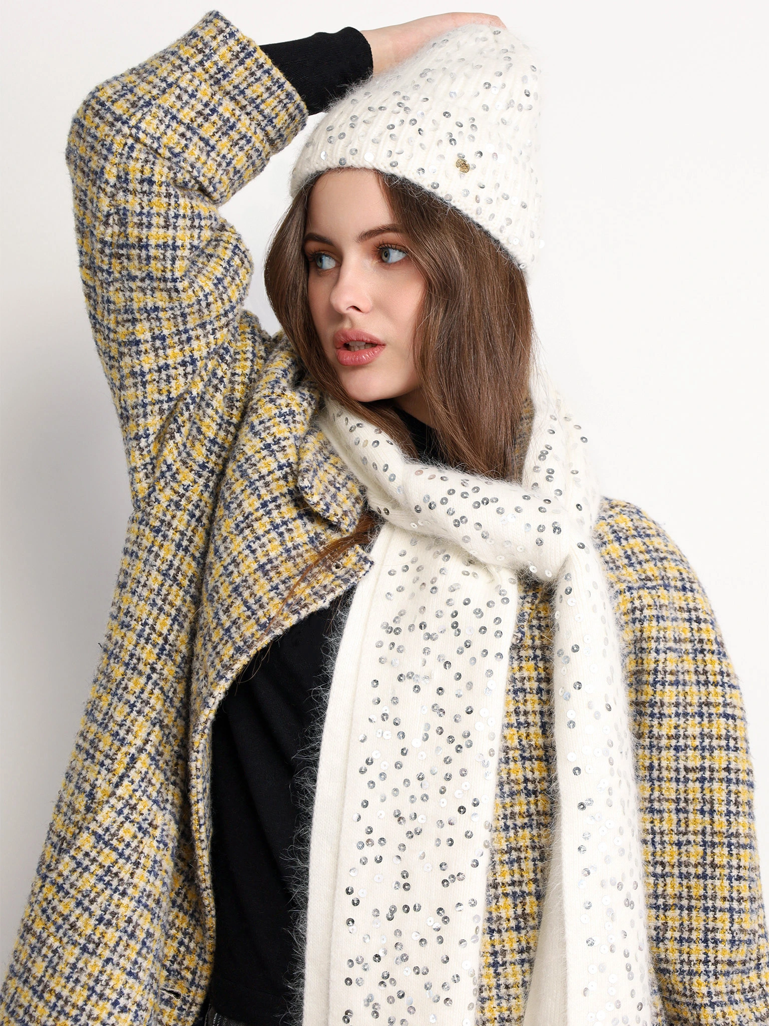 Шапка-бини с отворотом с пайетками белого цвета